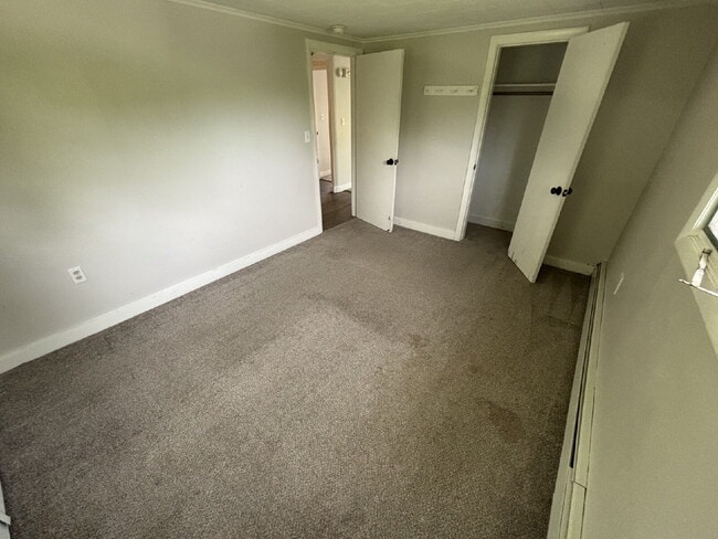 Building Photo - Bright & Spacious Apartment with Heat Included – Convenient Sanford Location!