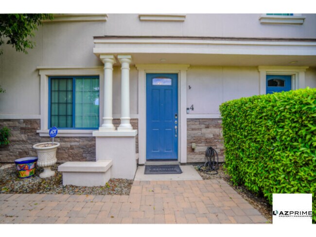 Building Photo - Live Modern in Phoenix With this Spacious 3/2.5 Townhome Designed for Comfort and Functionality.