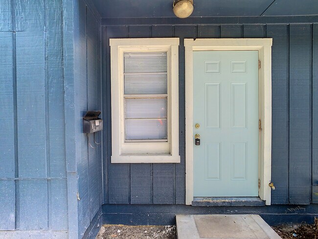Building Photo - 919 E Orange St