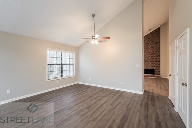 Foto del edificio - REDUCED! - Now offering $750 off first ful...