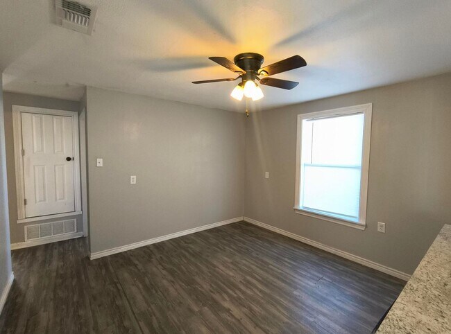 Foto del edificio - Remodeled 4 Bedroom Home AVAILABLE NOW!