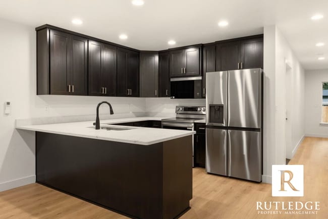 Building Photo - 565 G St