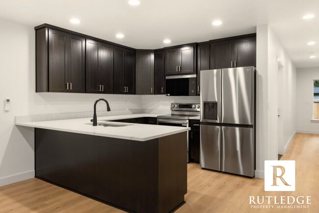 Building Photo - Jacksonville Townhome!  Private End Unit