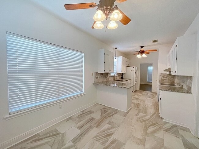 Building Photo - 3 Bedroom Home Located off Jones Creek