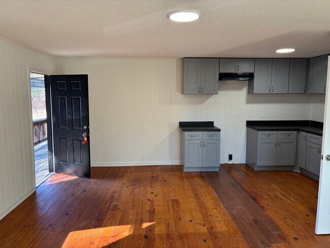 Foto del edificio - 1375 Lymon Reece Rd