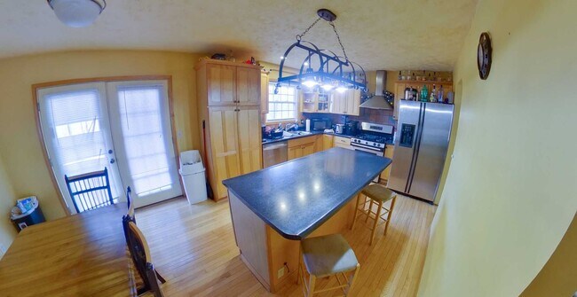 Foto del edificio - 3D Tour Available - Huge House + 2-Car Gar...