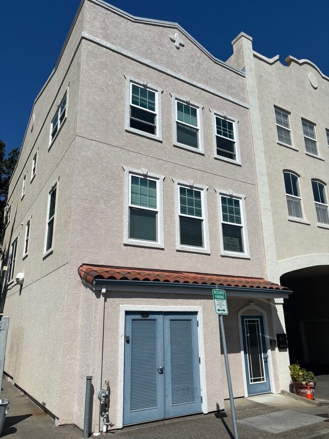 Building Photo - 776 McClelland Dr