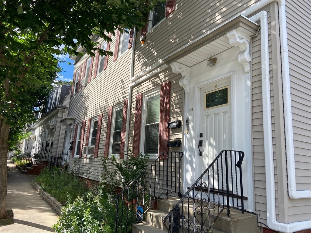 Primary Photo - 111 Heath St