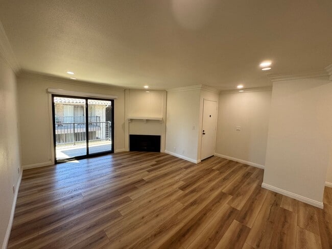 Building Photo - Beautifully Updated 2 Bed, 2 Bath Condo in...