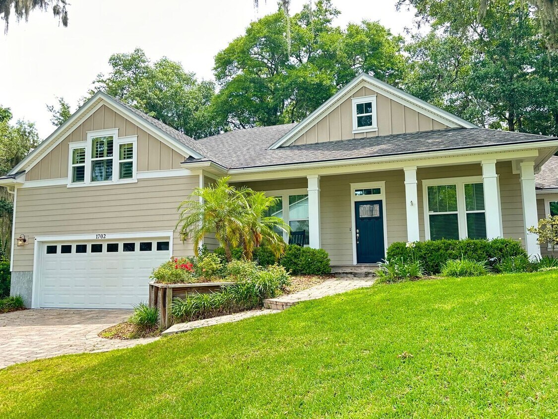 Foto principal - 4 Bed/3 Bath Coastal Beauty!