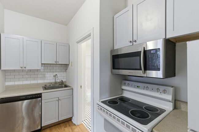 Foto del edificio - Lovely 3 BR/1 BA Apartment in H Street Corridor!