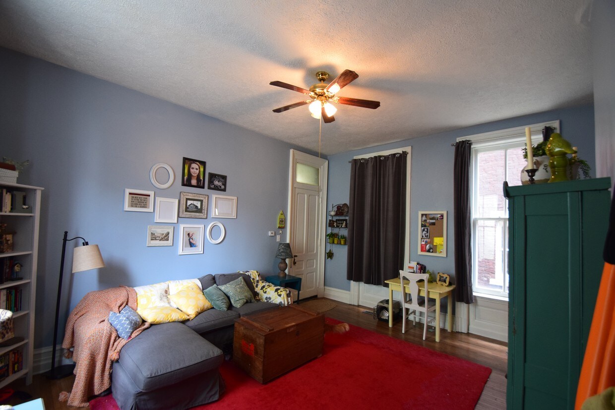 Remodeled Living Room with Hardwood Floors - 33 15th St
