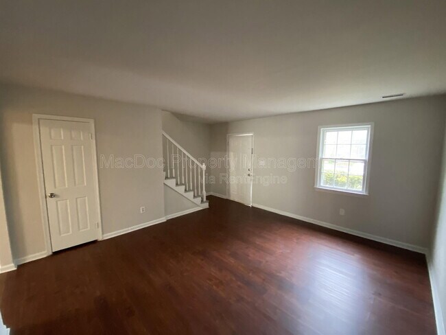 Foto del edificio - 719 Olde Greenwich Cir