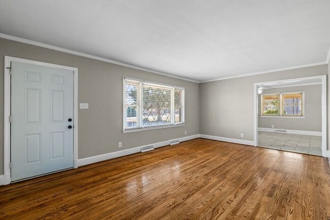 Foto del edificio - Elon - Large Brick Home, Hardwoods, Granite Counter-Tops, SS Appliances, Fire Place, Carport - Mu...