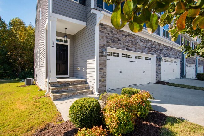 Building Photo - Bright & Spacious End-Unit Townhome in Flo...