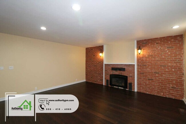 Building Photo - 875 Lakeview Dr