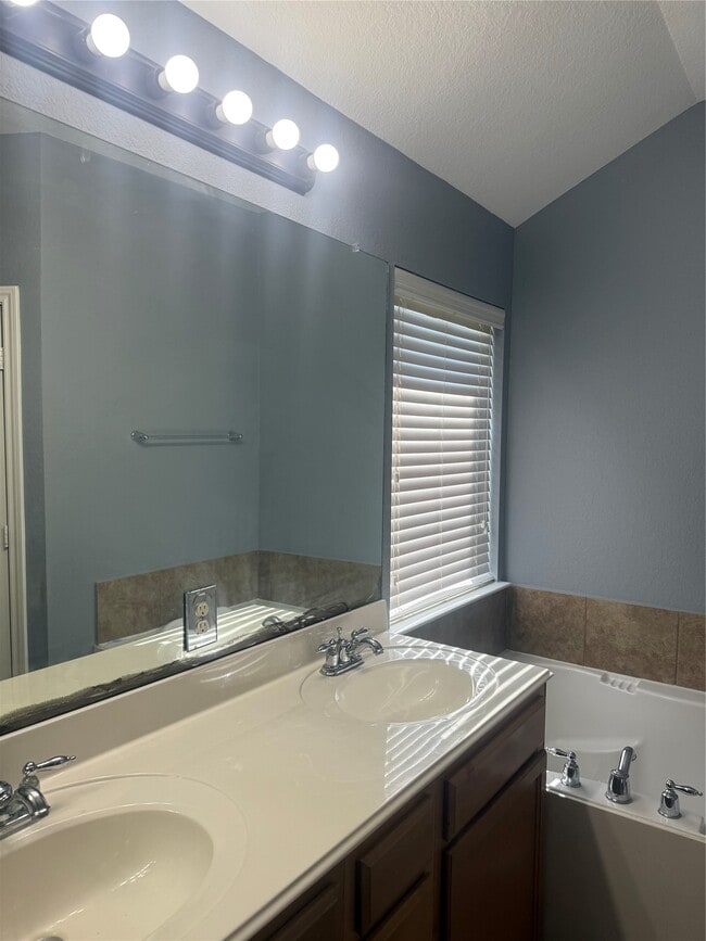 Building Photo - 10914 Overland Trail Dr