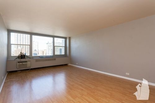 Building Photo - 555 W Cornelia Ave
