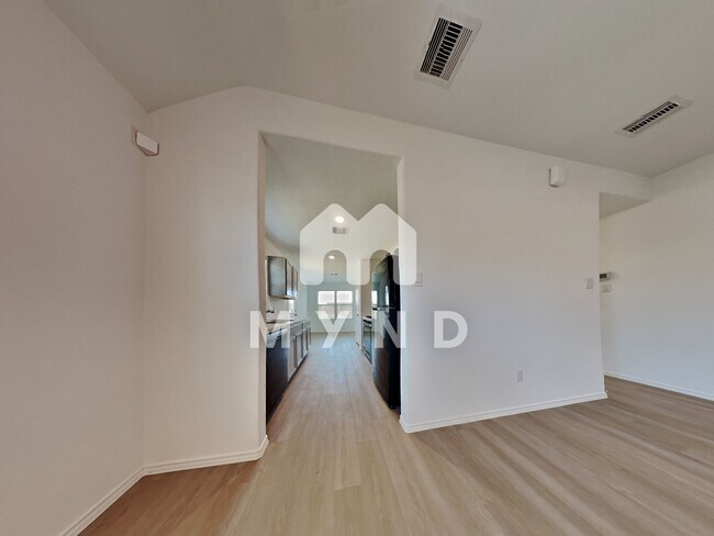 Foto del edificio - 14506 Broadbury Pond Rd