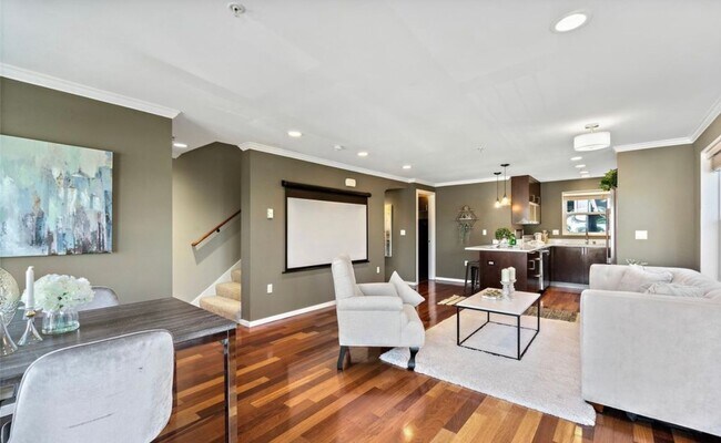 Building Photo - Welcome Home 3b/3ba Townhome w Attached Garage - Leschi