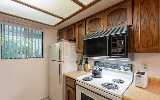 Building Photo - Comfortable & Updated One-Bedroom Home