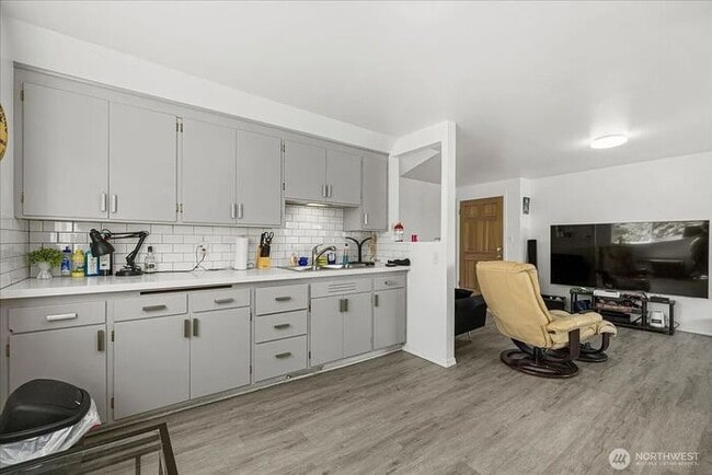 Building Photo - FREE 1ST MONTH RENT!! Nice 1 Bed, 1 Bath U...