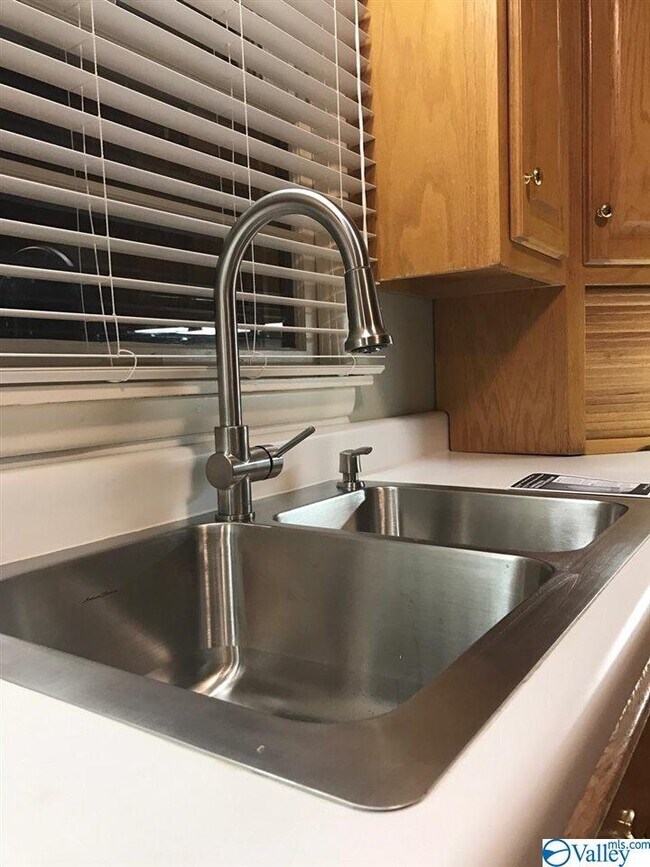 Building Photo - 1011 Cole Dr SE