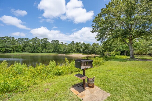 Foto del edificio - 80 Pinehurst Ln