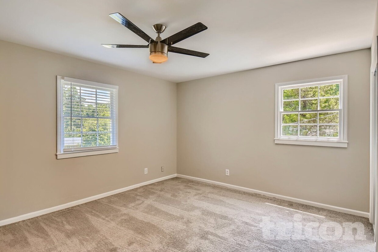 Primary Photo - 535 Circle Dr