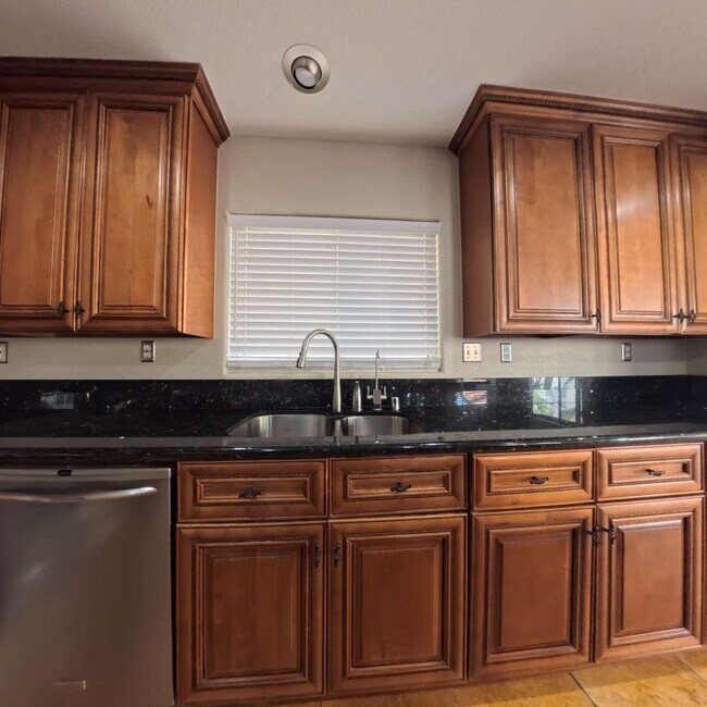 Foto del edificio - Stunning 2-Story Home with a Bedroom downstairs and a Backyard Oasis.