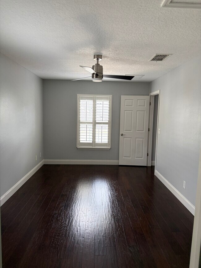 Dormitorio grande - 3049 Lindale Ave