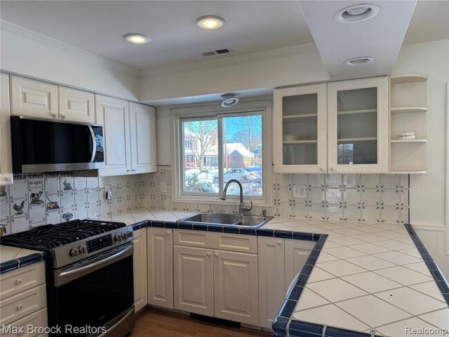 Building Photo - Beautiful mid-century modern home