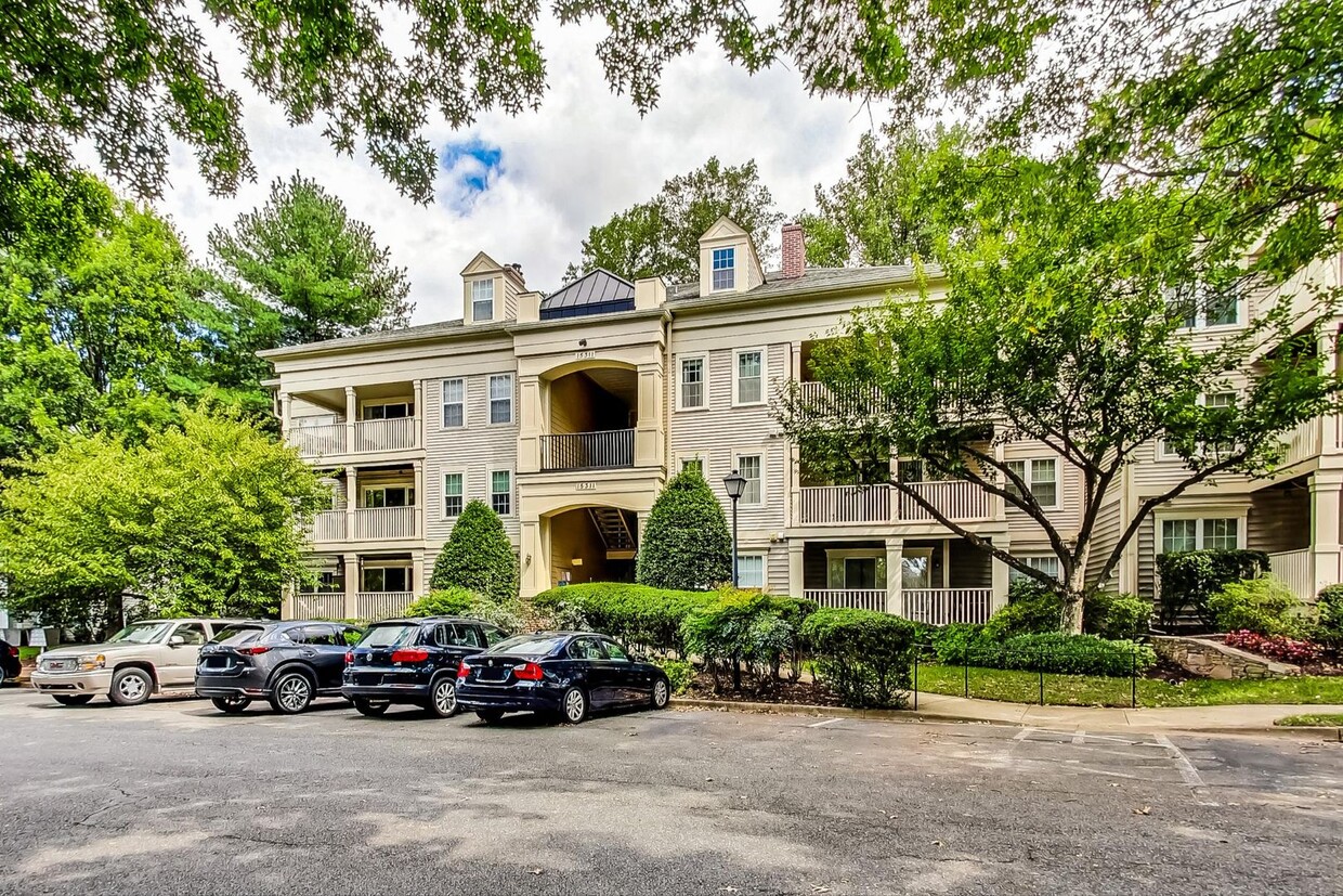 Primary Photo - Stunning 3 Bedroom, 3 Bath Top Floor Condo...