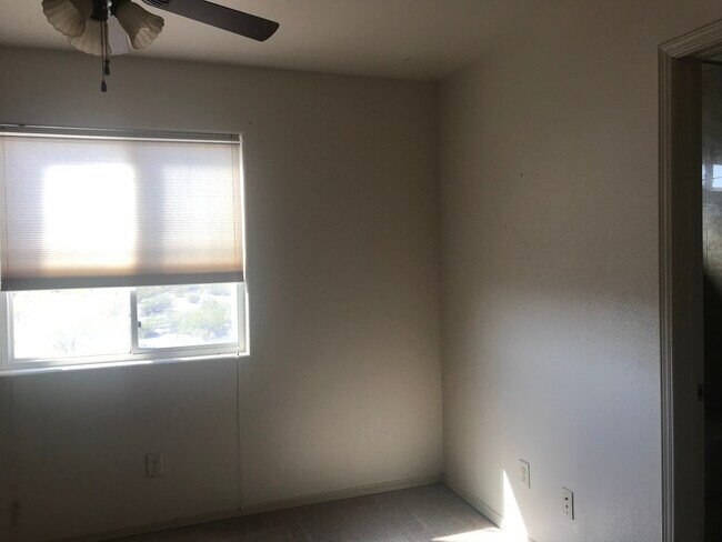 Foto del edificio - Great newer 2/3 close to everything