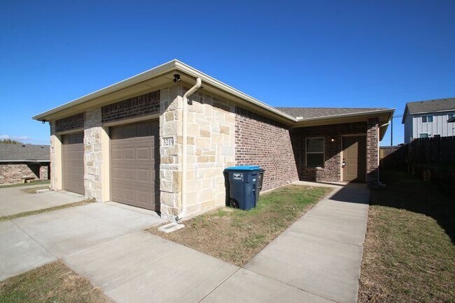 Building Photo - ((FREE DECEMBER RENT)) Picture PERFECT 3/2...