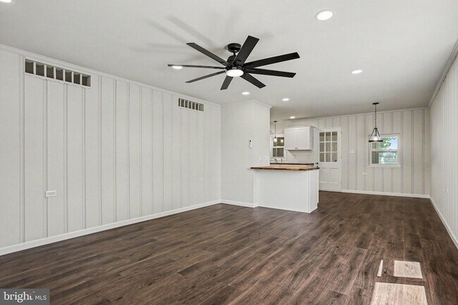 Building Photo - 105 Oak Hill Dr