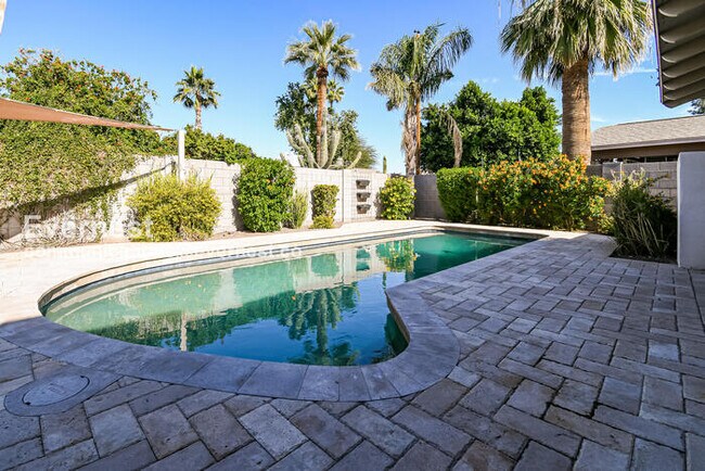 Foto del edificio - 8726 E Bonnie Rose Ave