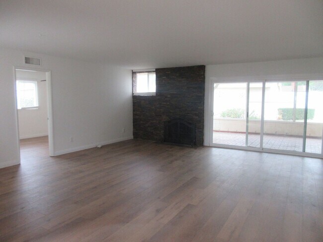 Foto del edificio - Charming 4-Bedroom Home in Granada Hills –...