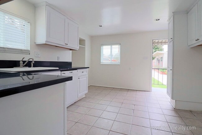 Building Photo - 625 Palm Dr