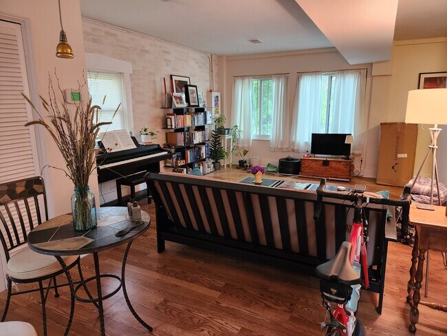 Foto del edificio - 4836 Ellsworth Ave