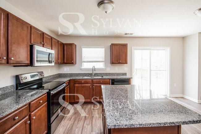 Building Photo - A must see 4-bedroom, 2.5 bath home in Oak Pointe.