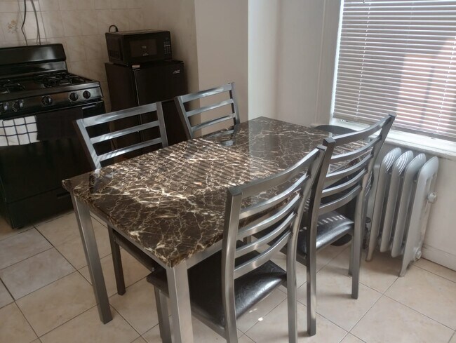 Foto del edificio - 10438 48th Ave
