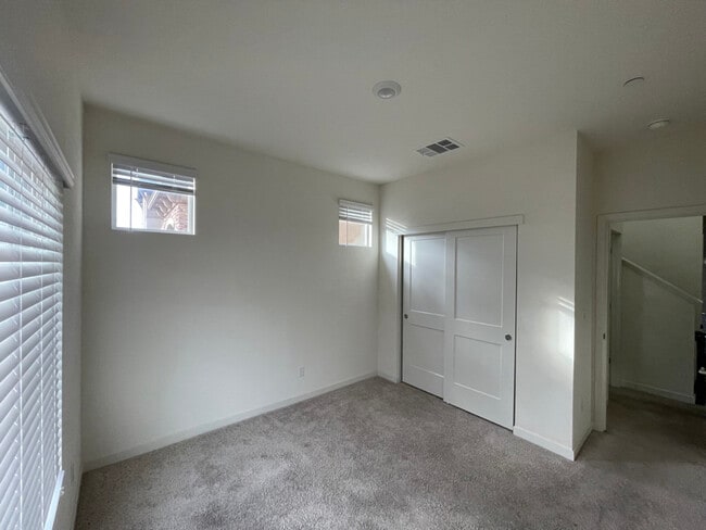 Foto del edificio - 1070 John Hopkins Ct