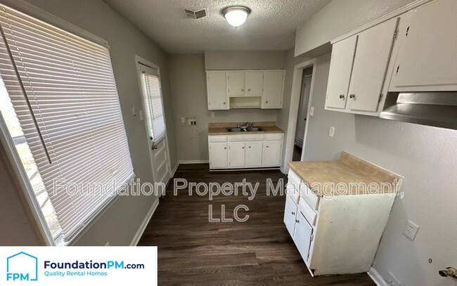 Building Photo - 3969 Ridgedale St