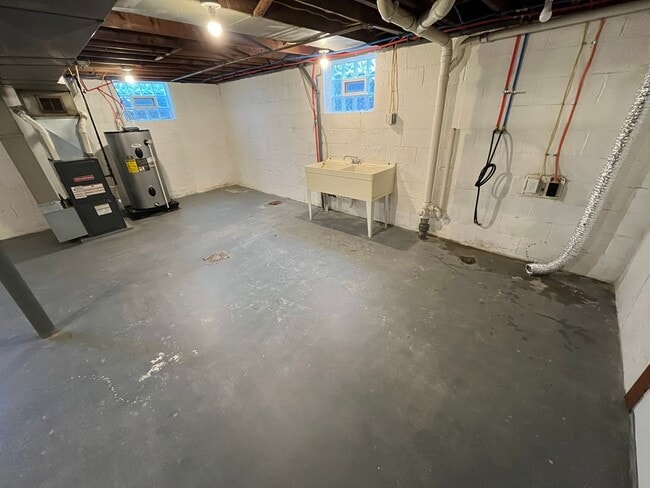 Building Photo - Updated 2-Bedroom 1-Bath Ranch House, GORG...