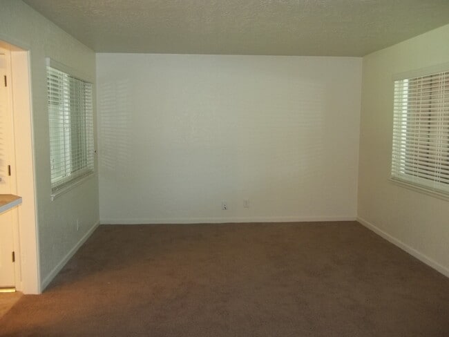 Building Photo - Updated home offering a nice floor plan an...