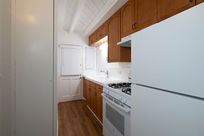 Building Photo - 1 Bed/1 Bath Charming Cottage Style Apartm...