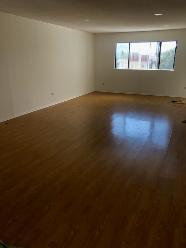 Foto del edificio - 330 Pioneer Dr