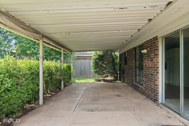 Building Photo - Check Out this 3 bed 2 bath near the base!!