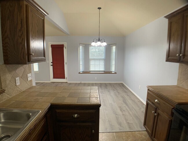 Foto del edificio - 3 Bed 2 Bath Home in Yukon with a Storm sh...